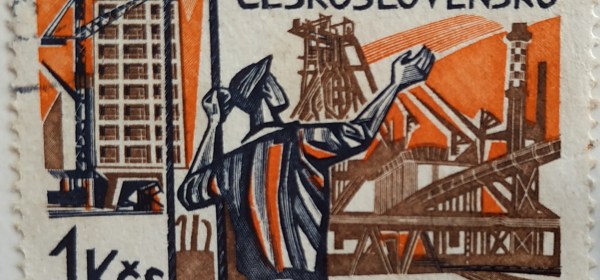 timbre imprimé en Tchécoslovaquie montre travailleurs et les nouvelles constructions, 20e anniversaire de la libération des nazis, vers 1965